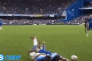 球迷调侃AZP&ldquo;身压&rdquo;格拉利什：像极了FIFA游戏中出现的bug