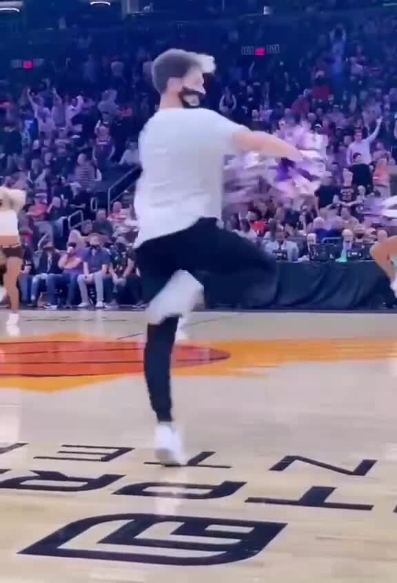 一点也不输啦啦队小姐姐！太阳啦啦队小哥这也太会扭了😂