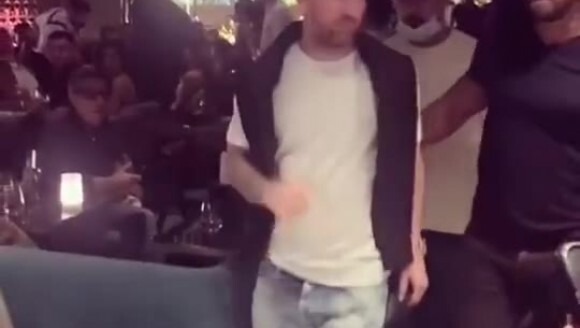 型男😎！梅老板时尚打扮现身迪拜餐厅