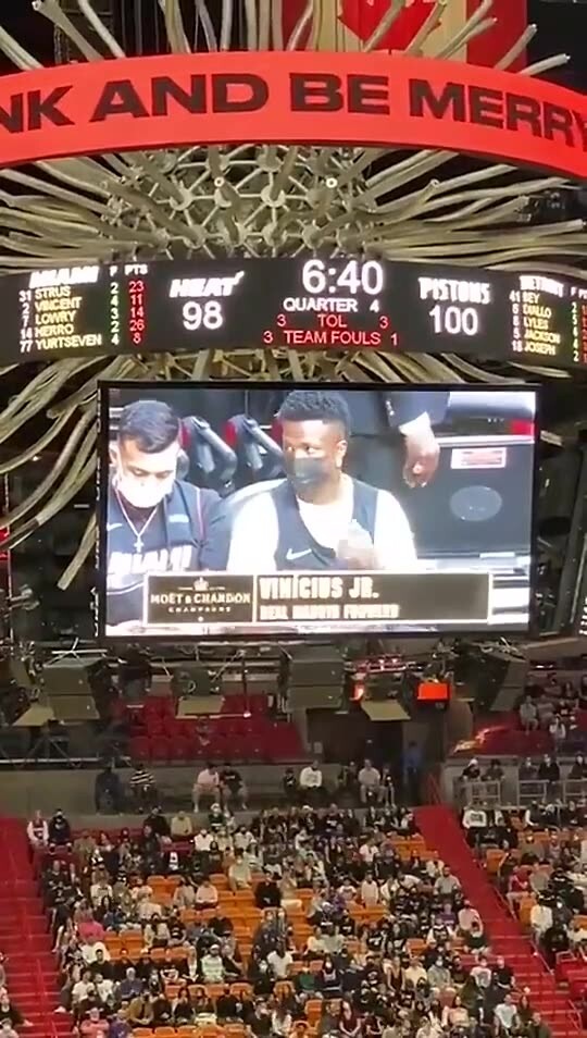 尴尬！维尼修斯观看NBA被广播介绍时全场没有反应😅