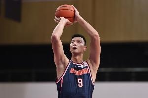老骥伏枥！易建联上半场12中9罚球7中7砍下26分3板2助