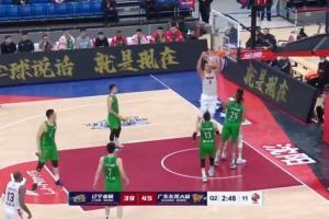 默契配合！周鹏低位转身过掉郭艾伦后分球 易建联双手暴扣