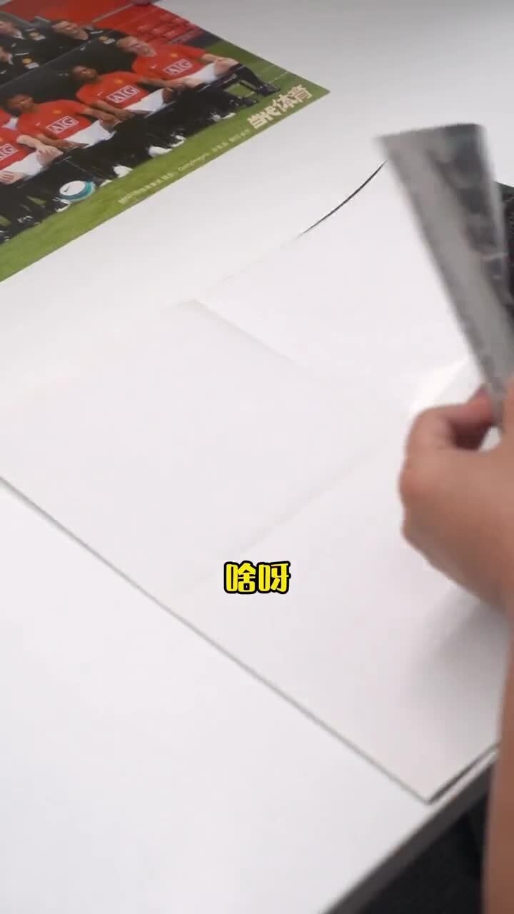 满满的回忆！董方卓看效力曼联时期海报