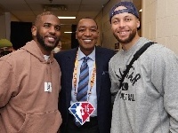 NBA官方晒库里&保罗&微笑刺客合照：一个传奇的时刻