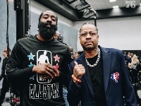 76人官推晒哈登&艾弗森合影：NBA75大巨星