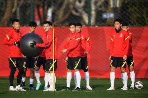 京媒谈&ldquo;冯巩之争&rdquo;：打嘴仗救不了中国足球，打铁还需自身硬