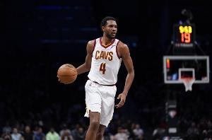 前途无量！莫布里12中6拿下18分8板5助2帽 贡献极限大帽