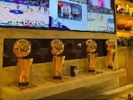 电视下方有4座总冠军奖杯🏆 詹姆斯晒在家看球动态：天堂啊！！