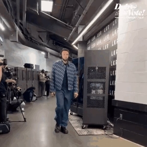 有点东西！普尔杀入篮下 面对伙夫罗威拉杆打进！
