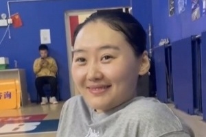 🤣拿捏！武桐桐和记者袁方再玩单挑 篮下打进+狂喷垃圾话