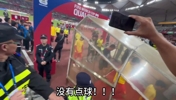 国足0-3韩国赛后，山羊君朝裁判组高喊：不是点球+你不适合当裁判