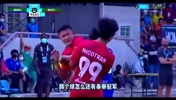 一招KO！泰拳冠军兼职踢球 威力真是不一般！