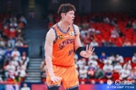 替补高效！王哲林半场11分钟8中7拿到16分5篮板 正负值+14